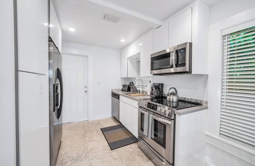 Southwest Coconut Grove House | Newly Remodeled Grove Bay | 1/1 Cottage