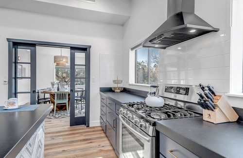 West Sedona House | Newly Remodeled, Private Hot Tub, Spacious Backyard- Sleeps 10 + Close to Dining and Shopping!