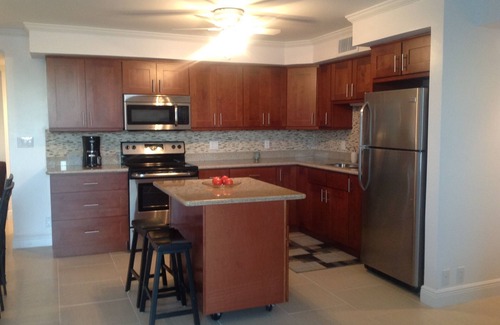 Williams Town Condo | Newly Renovated 1000 Sq/ft Ocean View, Coral Beaches, Freeport, Grand Bahamas