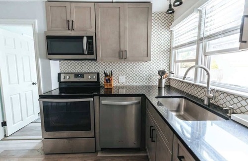 Fifth Ward House | Newly Renovated 2BR/1BA | Walk to Beach & Thames