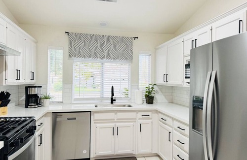 Raisin House | Newly Renovated 3 Bedroom 2 Bath Spacious Modern House in NE Fresno