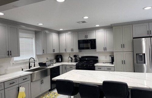 Metairie House | Newly Renovated 4 Master Bedroom 2-Story house!