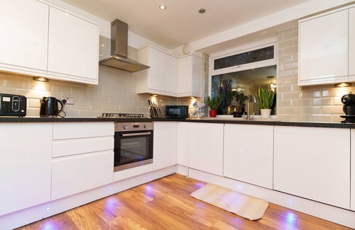Chapeltown House | Newly renovated 6 bedroom house Sleeps 10 in Leeds