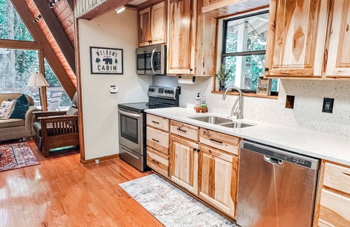Clifftops Cabin | - NEWLY RENOVATED - cabin in gated, mountain community ~ sleeps 6 ~ wifi
