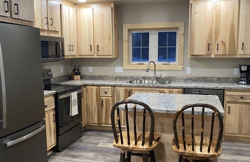 Tomahawk Cabin | Newly Renovated Cabin (dog friendly)