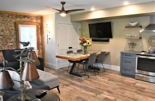 Charleston Historic District Apartment | Newly renovated carriage house walking distance to King Street, parks, and more!