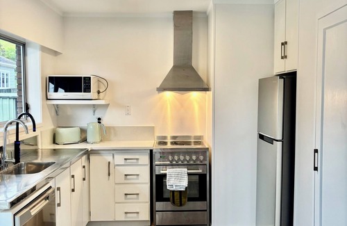 Mangere Bridge House | Newly Renovated | Close to airport, waterfront & mountain. Bikes included 🚲