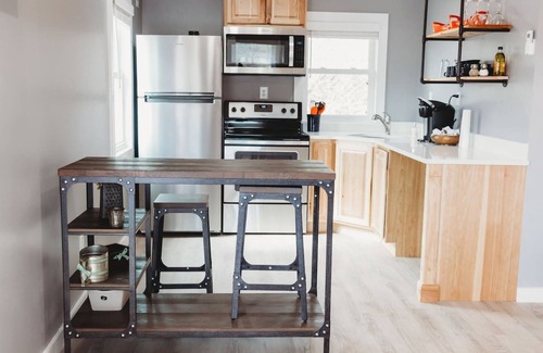 Kent Cottage | Newly Renovated Cottage on Oak Orchard Creek