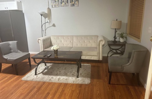 Des Moines House | Newly Renovated Downstairs 3BR/2BA Suite — Near Airport + Laundry + Parking