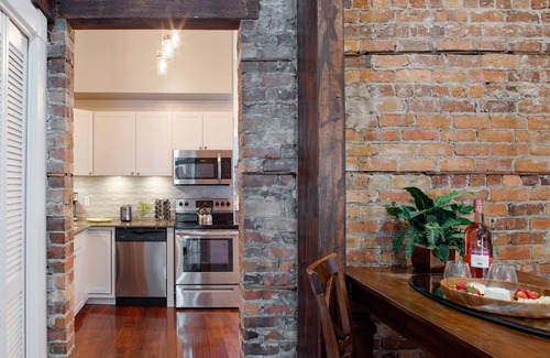 Dixon Park Apartment | Newly Renovated Historic District Apt