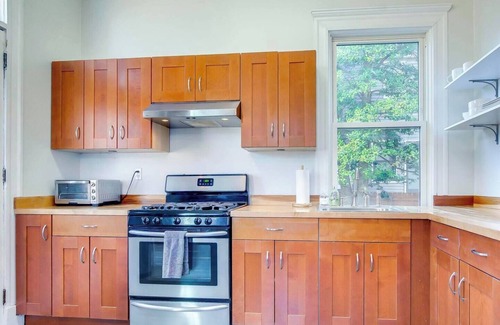 Bonnycastle House | Newly Renovated Home with King Bed, walk to restaurants, shops, and nightlife. Private Fenced Backyard, Hot Tub & Playground