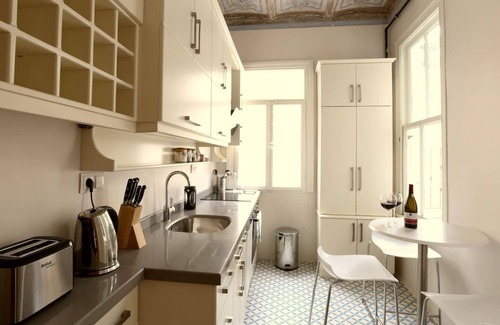 Galata Apartment | Newly renovated in Galata, with terrace views!
