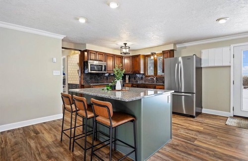 Burley House | Newly Renovated, Modern Sleeps 21, Newly added AC/Heating units in each bedroom.