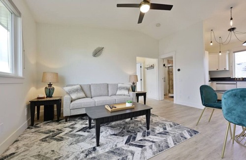 Grant Apartment | Newly Renovated! - Modern Upstairs Loft
