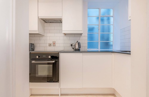 Holland Park Apartment | Newly Renovated Notting Hill Luxury Spacious Top Floor One Bedroom Flat