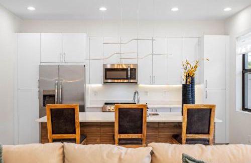 University House | Newly Renovated Tampa Townhouse Prime Location