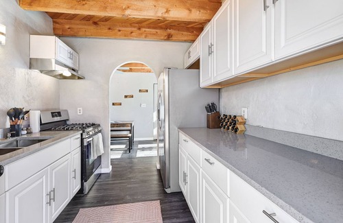 Dixon House | Newly Updated Dixon Wine House. 2 Bedroom 3 Story with room for 8.