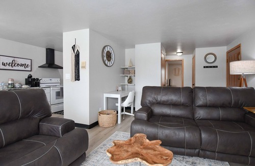 Bellevue Apartment | Newly Updated Two-bed Upper Suite in Green Bay