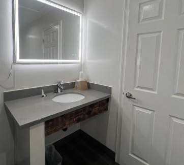 East Side Costa Mesa Hotel | Newport Bay Inn