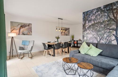 Feucht Apartment | Nexstay - Balkonapartment Deluxe mit Parkplatz nähe S-Bahnhof