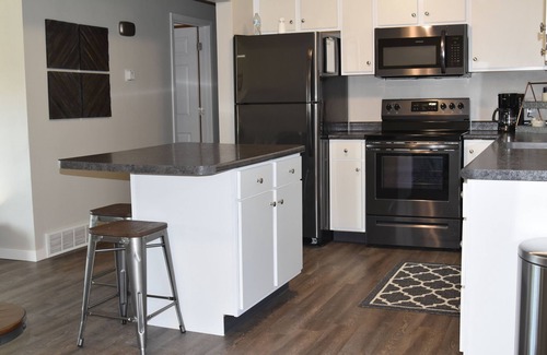 Ashwaubenon House | Next Door To Lambeau Field/Sleeps 10+