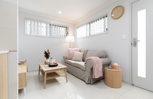 Rocklea Apartment | Next to a Disk Golf Course! Shops! AirCon! 139F1
