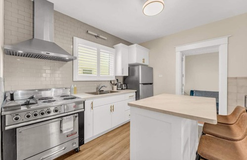 Niagara Falls House | Niagara Falls 3BR | Theatre + Chef’s Griddle