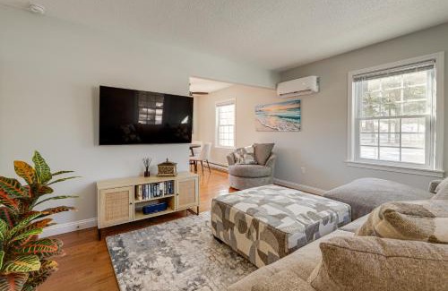 Niantic House | Niantic Duplex with Deck Less Than 1 Mi to Beach and Boardwalk