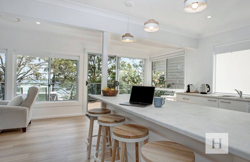 Summerland Point House | Niaroo Lakeside - Family Friendly Waterfront Home