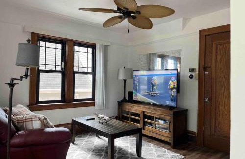 West Allis Apartment | Nice 1 BR Apt, WIFI & Office, Near State Fair