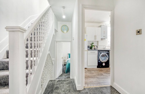 St. Mary's Park Apartment | Nice 3 bed flat near Chelsea
