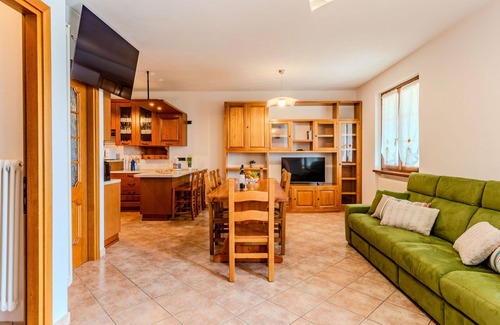Trezzone Apartment | Nice apartment for 6 guests with A/C, WIFI, TV, terrace, pets allowed and panoramic view