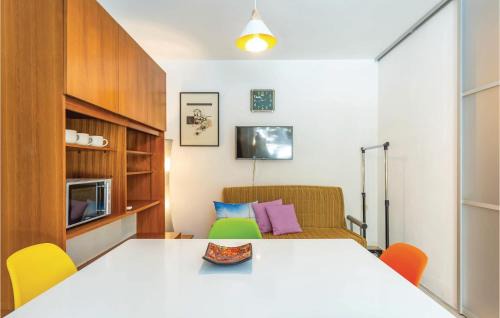 Vrpolje Apartment | Nice Apartment In Makarska