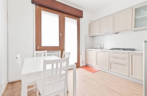 Padova Apartment | Nice apartment perfect for 6 people.It is located in the Santa Rita district, a very quiet residential area that is easily reached both by public and private transport.Nearby you can find everything you need to better organize your stay: restaurants, piz