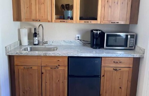 Lowe Estates Apartment | Nice Guest House with Private Entrance