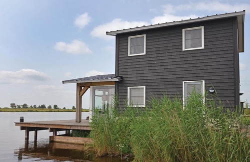 Zuideinde House | Nice home in Giethoorn with WiFi