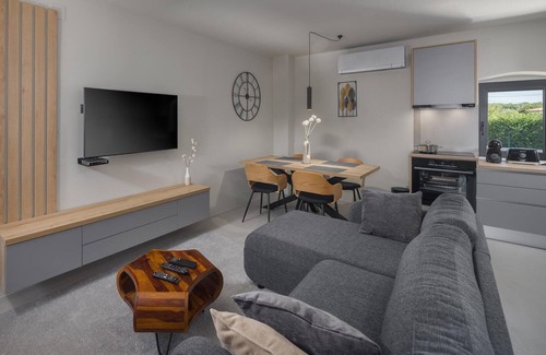 Tinjan House | Nice home in Muntrilj with WiFi
