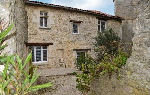 Saint Jean d'Angle House | Nice Home In Saint-Jean-D'angle