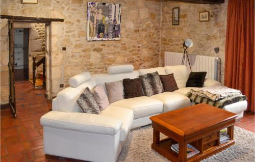 Saint Jean d'Angle House | Nice Home In Saint-Jean-D'angle