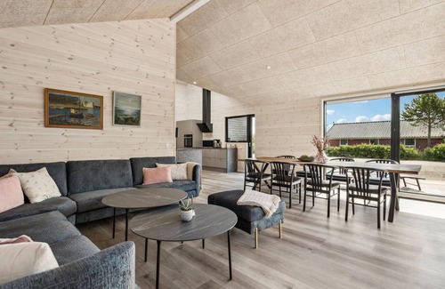 Skaven Strand House | Nice home in Tarm with WiFi