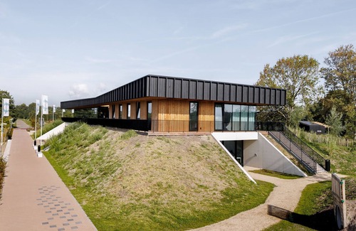 Municipality of Brielle House | Nice lodge with a roof window on the Brielse Meer