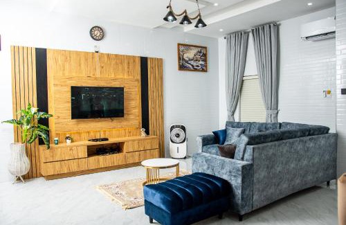 Abuja Apartment | NIFEWAT APARTMENT,Rennes suite 2bedroom apartment with gym,pool, WiFi,Netflix,bar and sitting out area