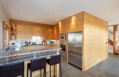 Blueberry Hill House | Nighthawk 3335 | Contemporary Townhome with Hot Tub and Stunning Mountain Views
