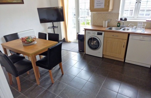 Bletchley House | NightRest Homes 6 Bedroom Short & Long Term Stay