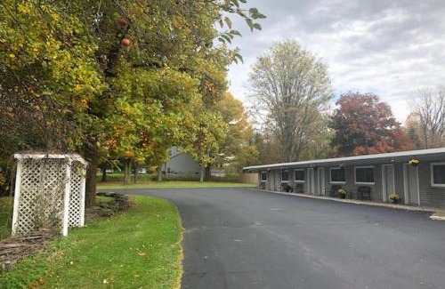 Camillus Hotel | Nightshade Inn & Gardens