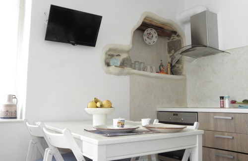 Glinado Apartment | Nikoletta's Nest/House with large veranda (4kms from Agia Anna,Plaka+Chora)
