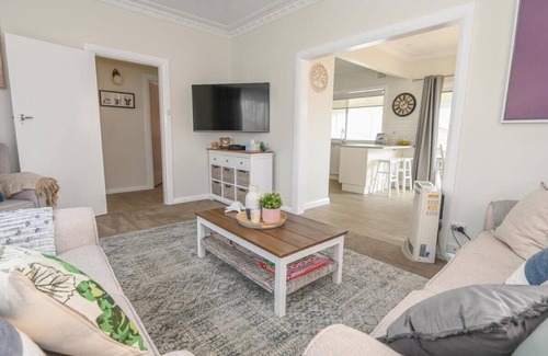 Orange House | Nile Cottage - Cosy & Convenient, Close to CBD