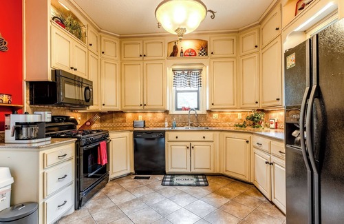 Siloam Springs House | Nine Oaks Charming Retreat - Arcade Game Room - Hot Tub - Sleeps 10