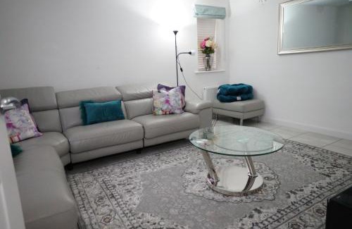 Newport Pagnell House | Nirvana - 4 Bedroom Luxury Home ideal for Holidays, Executives and Contractors