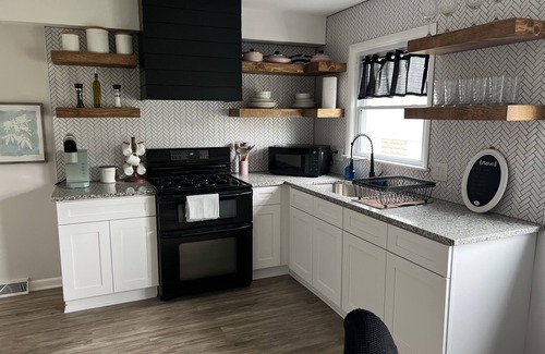DeKalb House | NIU Coporate and Business Travel Long Term Stays Welcome! 4 BD 3 BA